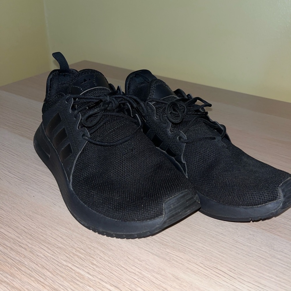 BLACK ADIDAS TENNIS SHOES SZ 7.5